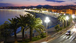 Immagine Sulla Promenade des Anglais triathlon tra nuoto, bicicletta e corsa e… le famose sedie blu