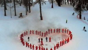 Immagine Un cuore illuminato sulle piste da sci vuote