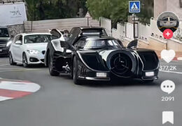 Immagine Una Batmobile sulle strade del Principato di Monaco