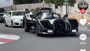 Immagine Una Batmobile sulle strade del Principato di Monaco