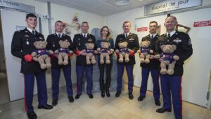 Immagine I Carabinieri di S.A.S. il Principe consegnano peluche ai bambini malati.