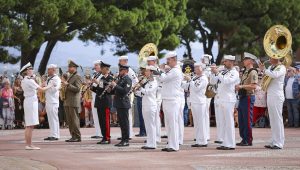 Immagine L’ensemble musical de l’U.S. Naval Forces Europe and Africa, sur la place du Palais