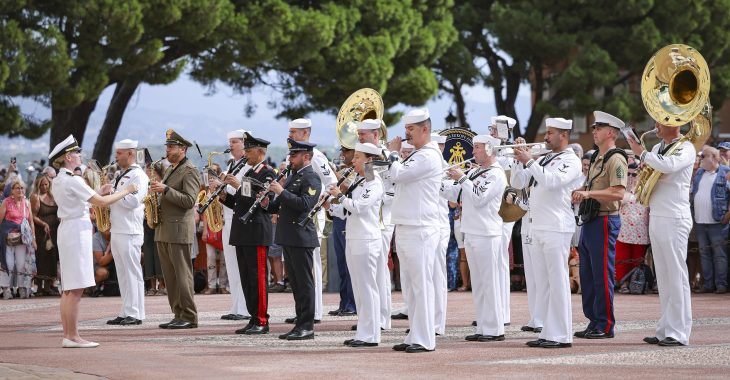 Immagine L’ensemble musical de l’U.S. Naval Forces Europe and Africa, sur la place du Palais