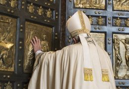 Immagine L’Ambasciatore della Principauté presso il Santissimo Sede consegna un francobollo monegasco con il logo del Giubileo « Pèlerins d’Espérance » a Sua Santità Papa Francesco.