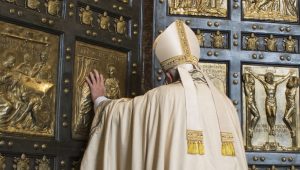 Immagine L’Ambasciatore della Principauté presso il Santissimo Sede consegna un francobollo monegasco con il logo del Giubileo « Pèlerins d’Espérance » a Sua Santità Papa Francesco.