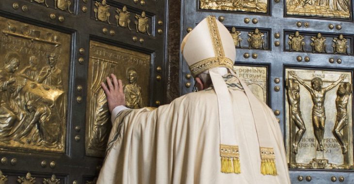 Immagine L’Ambasciatore della Principauté presso il Santissimo Sede consegna un francobollo monegasco con il logo del Giubileo « Pèlerins d’Espérance » a Sua Santità Papa Francesco.