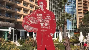 Immagine Speed on Display: Monaco Pays Tribute to Formula 1 with Marcos Marín’s Art