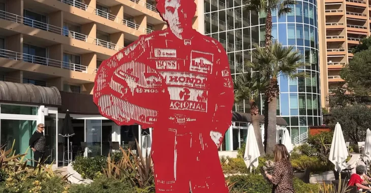 Immagine Speed on Display: Monaco Pays Tribute to Formula 1 with Marcos Marín’s Art