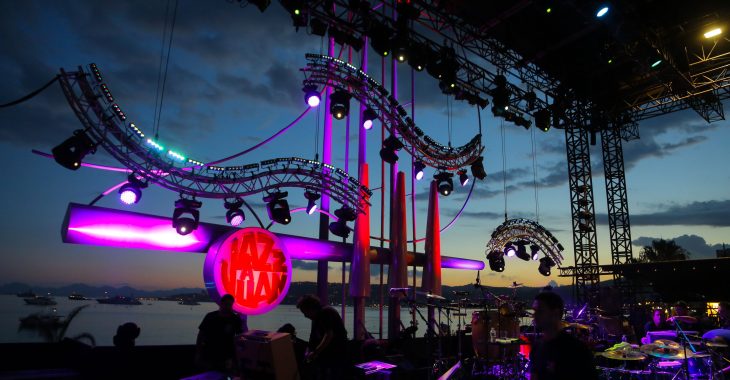 Immagine Jazz à Juan 2025: Un Viaggio tra Stelle, Radici e Nuove Vibrazioni