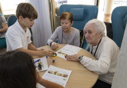 Immagine Jeunes et aînés réunis autour du potager : un projet qui rapproche les générations