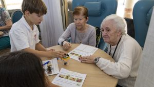 Immagine Young and Elderly Gather Around the Garden: A Project That Brings Generations Together