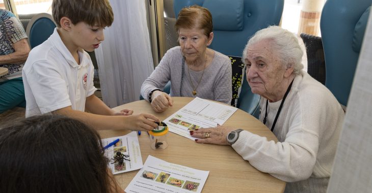 Immagine Giovani e Anziani Uniti dall’Orto: Un Progetto che Avvicina le Generazioni