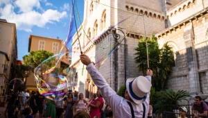 Immagine U Sciaratu: il Carnevale d’Estate torna a Monaco con un omaggio all’America