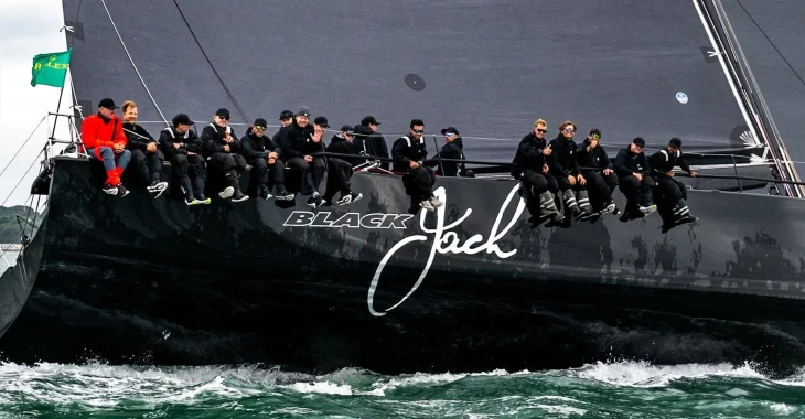 Immagine Monaco domina la Rolex Fastnet Race: Black Jack 100 firma la vittoria in tempo reale, l’Admiral’s Cup resta in bilico