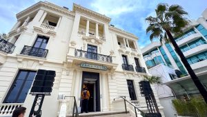 Immagine «Poussière d’étoiles»: Jean-Michel Othoniel trasforma La Malmaison in un universo di luce e vetro