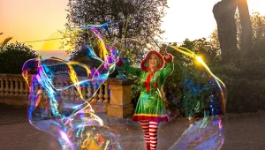 Immagine A Mentone il Natale si colora di magia: arriva Bulline, la fata delle bolle