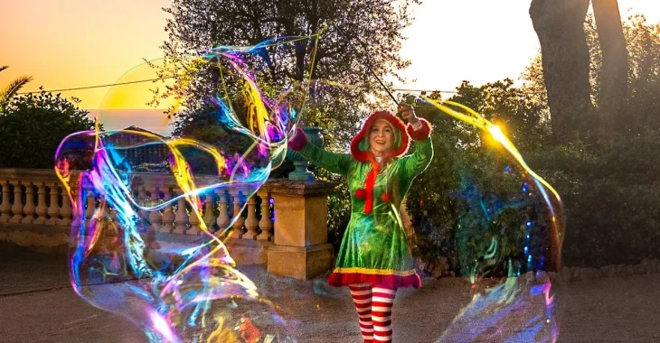 Immagine A Mentone il Natale si colora di magia: arriva Bulline, la fata delle bolle