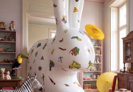 Immagine Salone del Mobile 2026: Qeeboo e Fiorucci presentano la nuova Rabbit Chair tra moda, design e colore