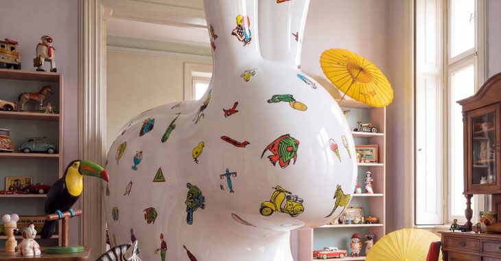 Immagine Salone del Mobile 2026: Qeeboo e Fiorucci presentano la nuova Rabbit Chair tra moda, design e colore