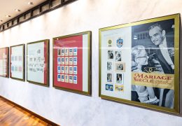 Immagine Matrimonio di Ranieri III e Grace Kelly: a Monaco una mostra celebra i 70 anni del “Matrimonio del Secolo” tra francobolli e monete