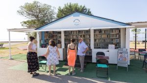 Immagine Mentone, inaugurata la Biblioteca in spiaggia al Fossan: lettura gratuita sul mare fino al 29 agosto 2026