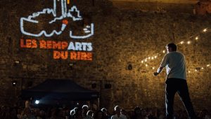 Immagine Saint-Paul-de-Vence se transforme en théâtre de l’humour: le festival RempArts du rire revient