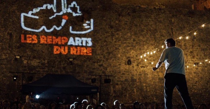 Immagine Saint-Paul-de-Vence, il borgo degli artisti si trasforma in un teatro della comicità: torna RempArts du rire Immagine Saint-Paul-de-Vence, il borgo degli artisti si trasforma in un teatro della comicità: torna RempArts du rire