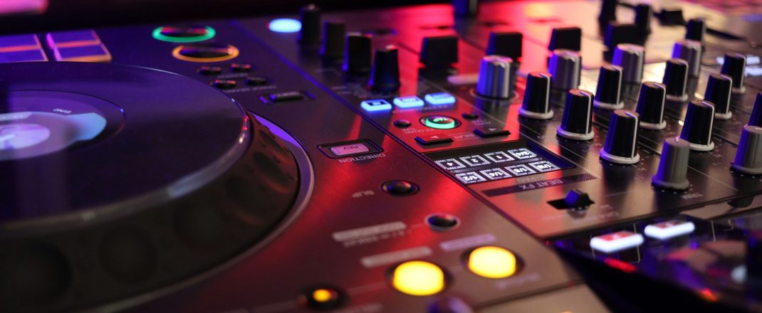 Immagine DJ Alan a Mentone: musica e DJ set gratuiti ogni giovedì sera all’Esplanade des Sablettes