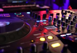 Immagine DJ Alan à Menton: musique et DJ sets gratuits tous les jeudis soir à l’Esplanade des Sablettes