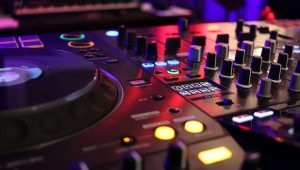 Immagine DJ Alan à Menton: musique et DJ sets gratuits tous les jeudis soir à l’Esplanade des Sablettes