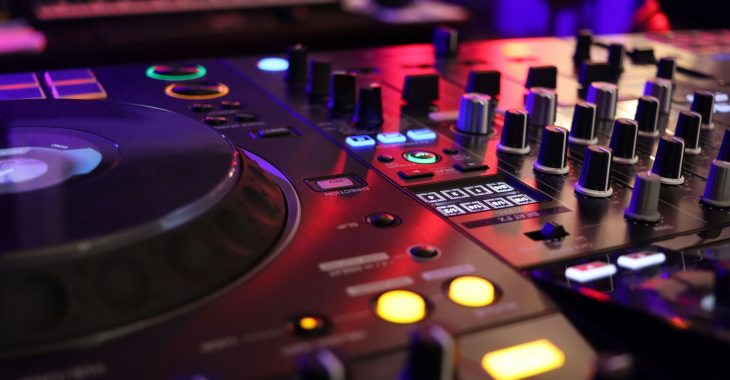 Immagine DJ Alan a Mentone: musica e DJ set gratuiti ogni giovedì sera all’Esplanade des Sablettes