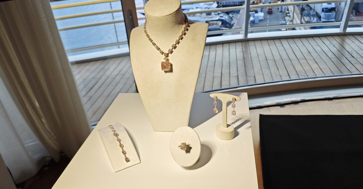 Immagine Hessa, il diamante rosa da Guinness World Records debutta a Monaco: 75,25 carati tra alta gioielleria e innovazione Immagine Hessa, il diamante rosa da Guinness World Records debutta a Monaco: 75,25 carati tra alta gioielleria e innovazione